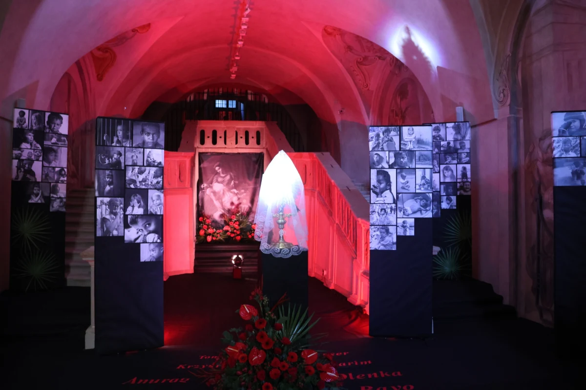 "Cokolwiek uczyniliście..." - to tytuł tegorocznego Grobu Pańskiego przygotowanego przy krakowskim kościele pijarów. Instalacja co roku budzi ciekawość i prowokuje do refleksji.