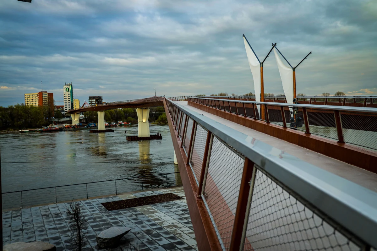 W czwartek została otwarta dla mieszkańców i turystów kładka pieszo-rowerowa łącząca oba brzegi Wisły - na wysokości ul. Karowej na Powiślu i ul. Okrzei na Pradze.