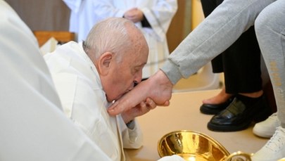 Papież obmył nogi więźniarkom podczas liturgii Wielkiego Czwartku