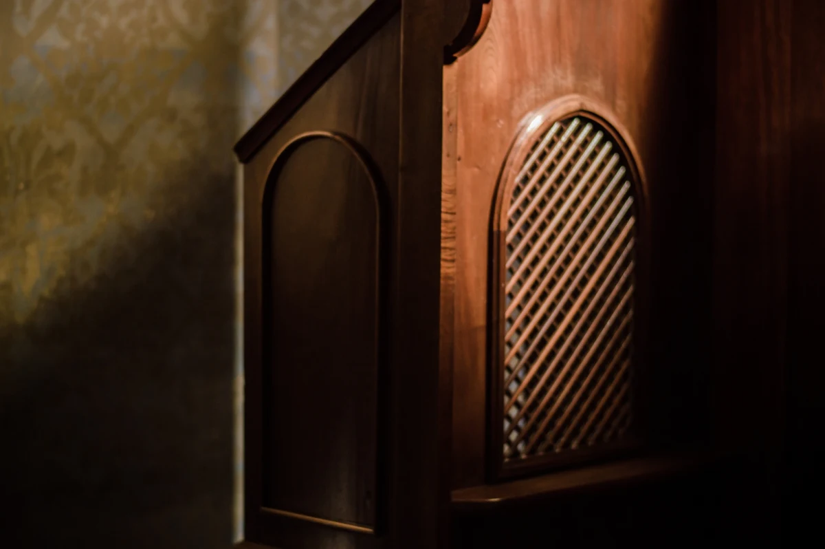 W 100 kościołach księża będą spowiadać do północy lub przez całą noc w ramach 14. edycji nocy konfesjonałów. Akcja ma umożliwić spowiedź wiernym, którzy z różnych powodów nie mogą w dzień przystąpić do sakramentu pokuty i pojednania