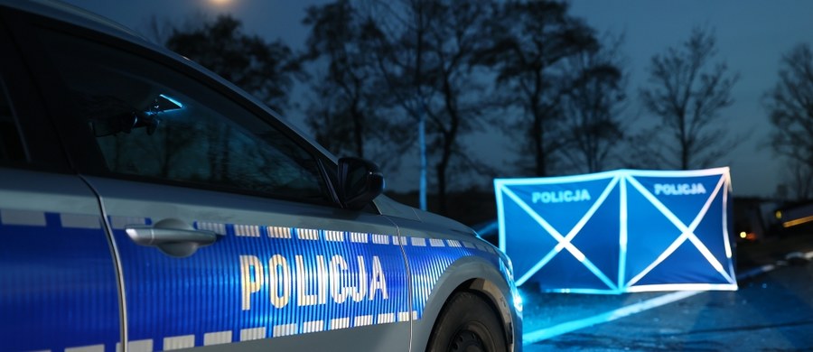 Policjanci ustalili i zatrzymali kobietę podejrzaną o najechanie na leżącego na jezdni 43-latka w Złochowicach w Śląskiem. Do wypadku doszło w połowie marca. Kierująca toyotą 56-latka odjechała, nie udzielając mężczyźnie pomocy. 43-latek zmarł.