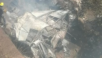RPA: Autobus z pielgrzymami spadł z mostu. Dziesiątki ofiar