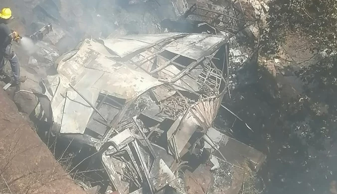 RPA: Autobus z pielgrzymami spadł z mostu. Dziesiątki ofiar