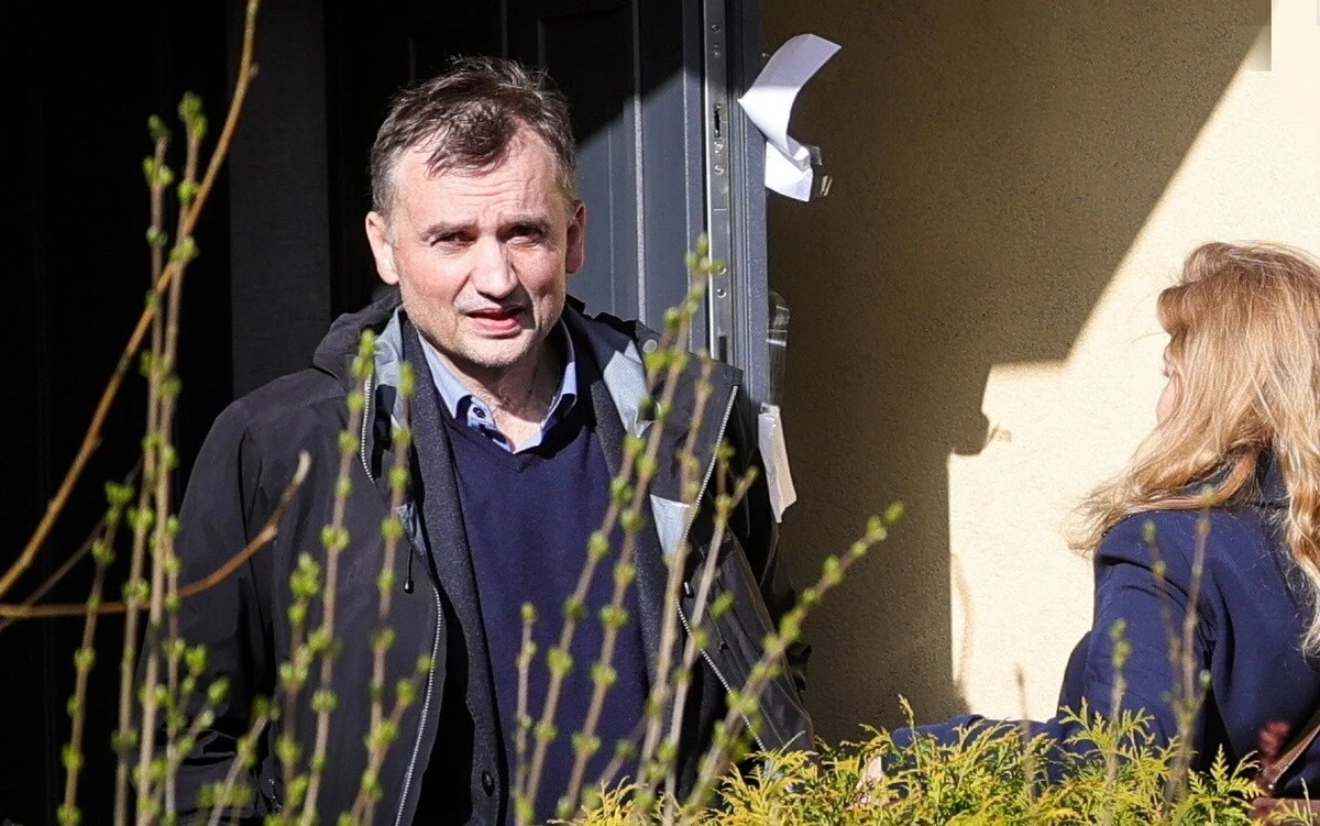 Były minister sprawiedliwości Zbigniew Ziobro oświadczył, że nie tylko chce, ale musi stawić się przed sejmową komisją śledczą ds. Pegasusa. „Niech o mojej obecności rozstrzygną obiektywni biegli, o których powołanie zawnioskowałem do marszałka Sejmu” - dodał.