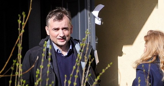 Były minister sprawiedliwości Zbigniew Ziobro oświadczył, że nie tylko chce, ale musi stawić się przed sejmową komisją śledczą ds. Pegasusa. „Niech o mojej obecności rozstrzygną obiektywni biegli, o których powołanie zawnioskowałem do marszałka Sejmu” - dodał.