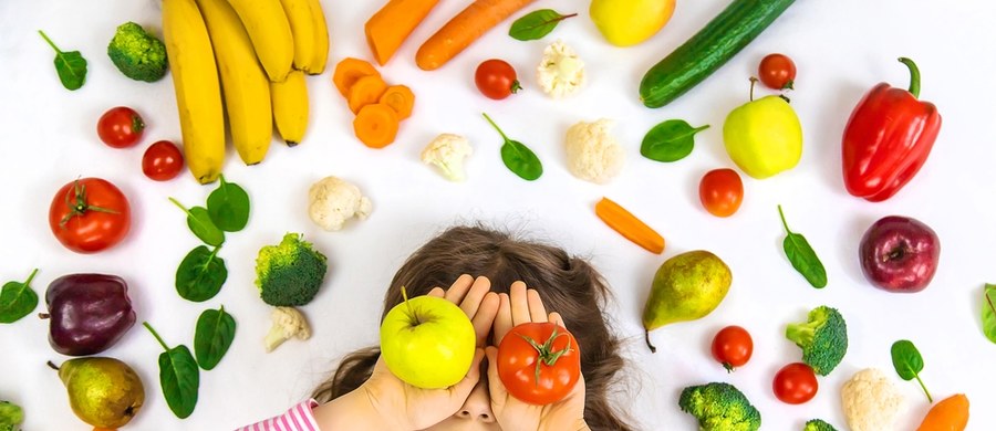 Właściwości zdrowotne warzyw i owoców są powszechnie znane. Dietetycy podkreślają, że to naturalna bomba witaminowa niezbędna do prawidłowego rozwoju dziecka. Co zrobić jednak, gdy nie przepada za warzywami i owocami. Jest kilka metod na wyrobienie zdrowych nawyków jedzeniowych u najmłodszych. 