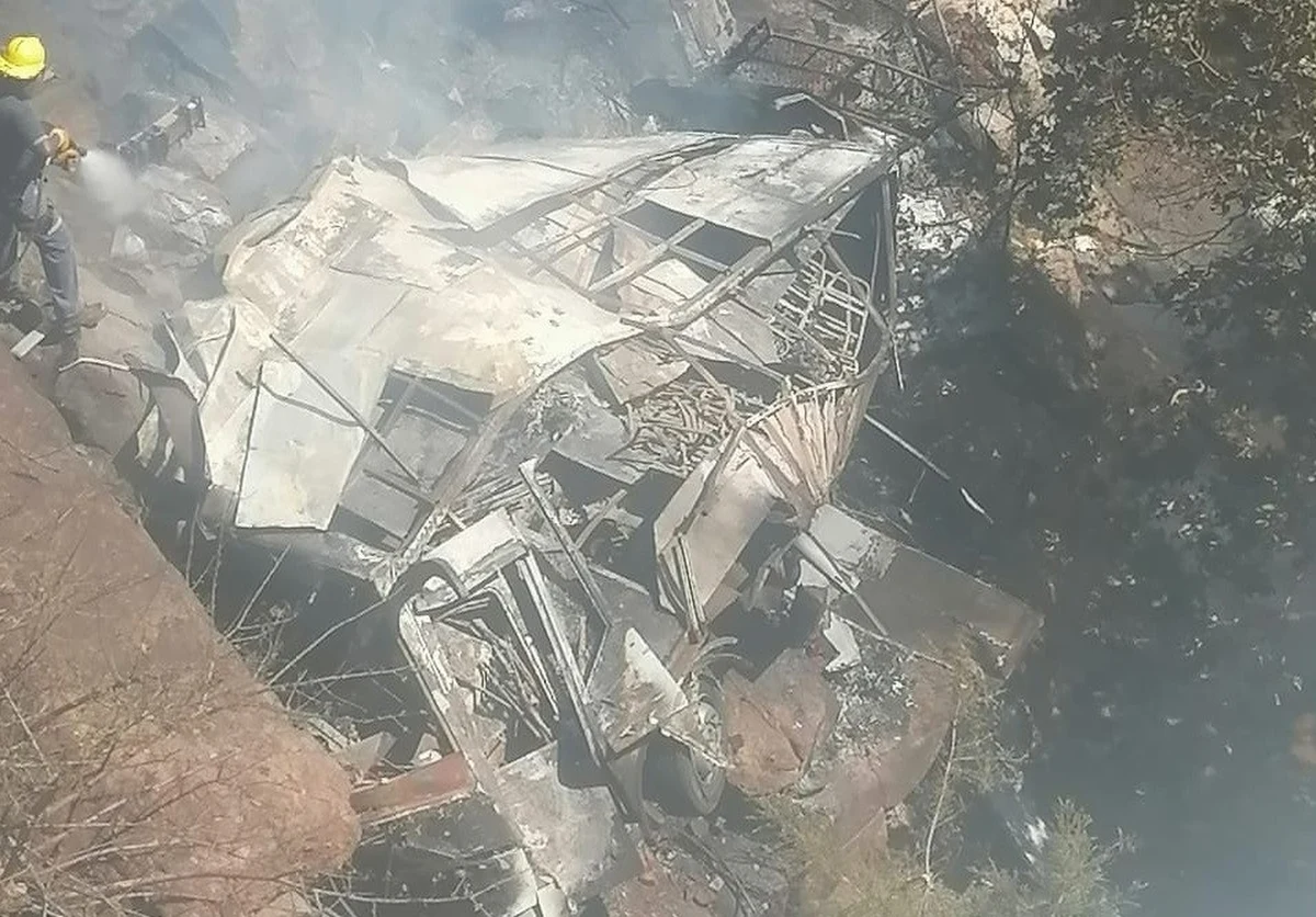 45 osób zginęło, gdy w czwartek autobus spadł z mostu i zapalił się na przełęczy między Mokopane i Marken w prowincji Limpopo w RPA, około 100 kilometrów na północ od Pretorii. Informacje na ten temat przekazała południowoafrykańska stacja telewizyjna SABC.