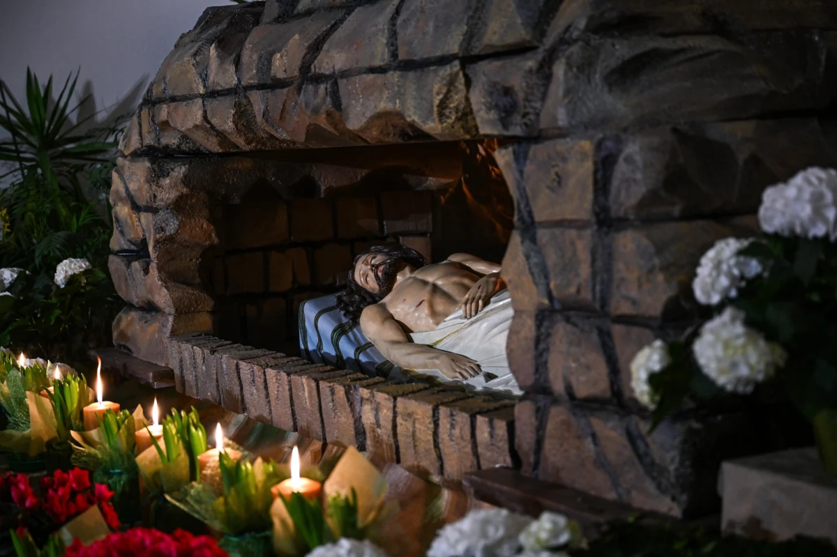 Liturgia Wielkiego Piątku w Kościele katolickim upamiętnia mękę i śmierć Jezusa Chrystusa na krzyżu. Tego dnia, jedynego w roku, w kościołach nie odprawia się mszy świętej, a katolików obowiązuje ścisły post.