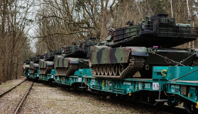 Sznur czołgów przetransportowany do Warszawy. Pokazano zdjęcia