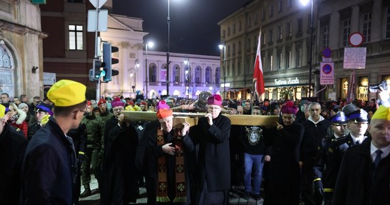 Stołeczny ratusz poinformował, że w piątek, sobotę i niedzielę, 29-31 marca, ulicami Warszawy przejdą drogi krzyżowe i procesje rezurekcyjne. W czasie uroczystości ruch na drogach może być chwilowo wstrzymany.