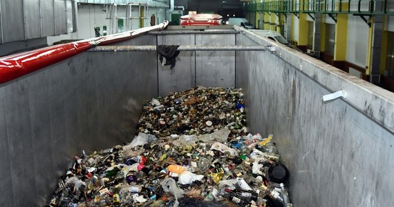 Ponad 300 ton nielegalnych odpadów przejęli funkcjonariusze z podlaskiej Krajowej Administracji Skarbowej (KAS). 13 ciężarówek przewoziło z Litwy, Łotwy i Estonii zmieszane odpady opakowań, tekstyliów i obuwia. Sprawą zajęła się prokuratura. Przewoźnikom grozi kara 10 lat więzienia.