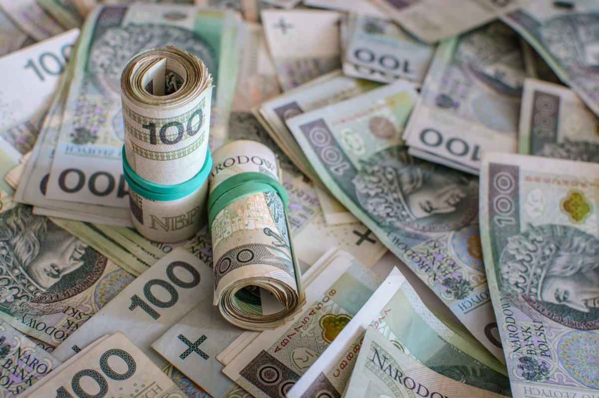 1,3 mld zł uwolnionych spod sankcji – Krajowa Administracja Skarbowa odmraża środki rosyjskich firm w Polsce, które zablokowano im w 2022 r. - podaje w piątkowym wydaniu "Rzeczpospolita". Rosyjskie i białoruskie firmy zablokowane sankcjami w Polsce masowo korzystają ze zwolnień – i legalnie "obchodzą" decyzje MSWiA, by m.in. wypłacić wynagrodzenia pracownikom.