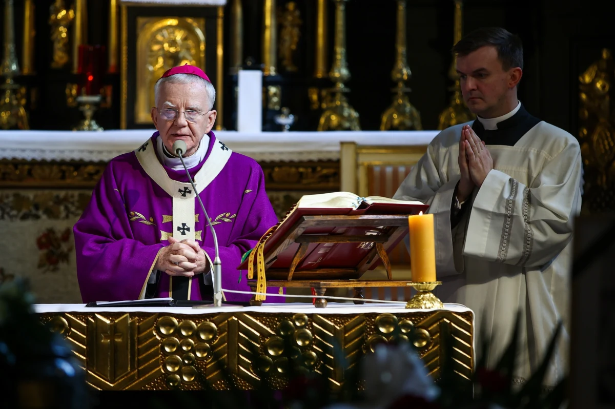 Abp Marek Jędraszewski, zwracając się w Wielki Piątek do pielgrzymów w Kalwarii Zebrzydowskiej, apelował o ochronę życia od poczęcia do naturalnej śmierci. Mówił, że niektórzy rządzący w imię wolności kobiet usiłują "zafundować narodowi kolejny holokaust nienarodzonych".