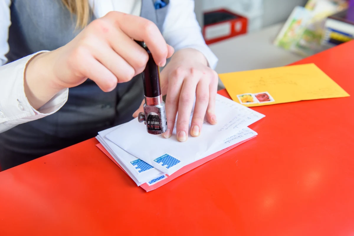 W poniedziałek 1 kwietnia wejdzie w życie zaktualizowany przez Pocztę Polską cennik przesyłek krajowych. Zmiany dotyczą zarówno zwykłych listów, jak i przesyłek poleconych. 