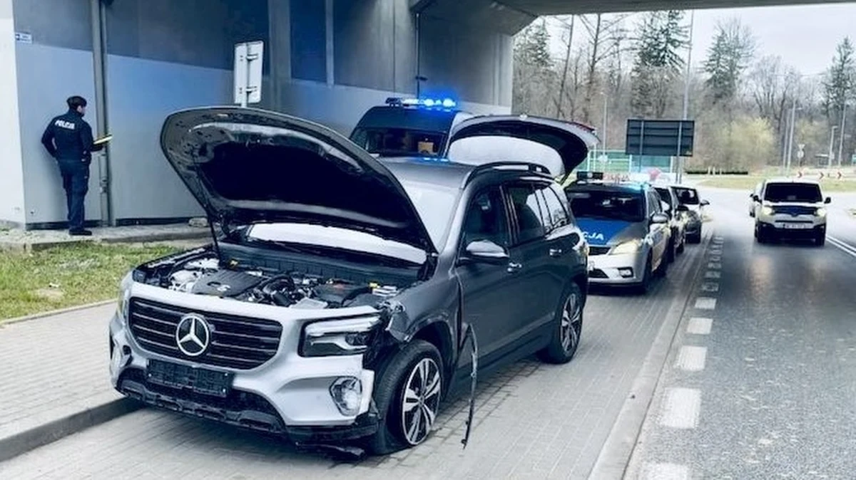 25-letni kierowca, uciekając przed policją w okolicach Redzikowa w Pomorskiem, poprosił o pomoc jednego z lokalnych mieszkańców. Nie wiedział jednak, że o wsparcie zwraca się do... mundurowego.