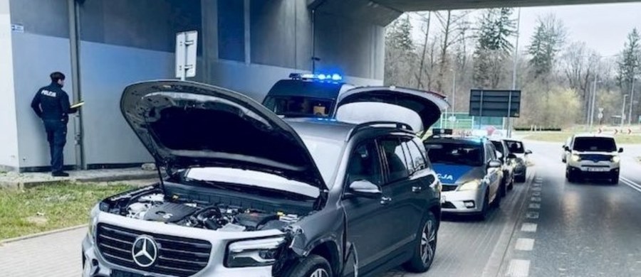 25-letni kierowca, uciekając przed policją w okolicach Redzikowa w Pomorskiem, poprosił o pomoc jednego z lokalnych mieszkańców. Nie wiedział jednak, że o wsparcie zwraca się do... mundurowego.