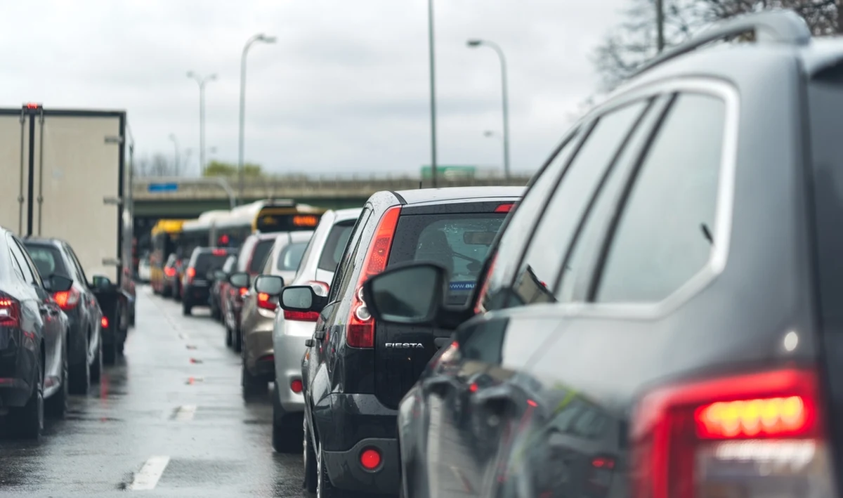 Tak dużego wzrostu cen polis OC nie było od lat. W miesiąc obowiązkowe ubezpieczenie pojazdu podrożało o 5,5 proc. Przeciętnie za polisę trzeba już zapłacić 611 złotych, czyli ponad 100 złotych więcej niż przed rokiem. "Choć ceny OC są coraz wyższe, to wypłaty z odszkodowań rosną w jeszcze szybszym tempie" ­- mówi RMF FM Ewelina Kozłowska, ekspertka Rankomat.pl. Towarzystwa ubezpieczeniowe muszą wiec podnieść stawki.