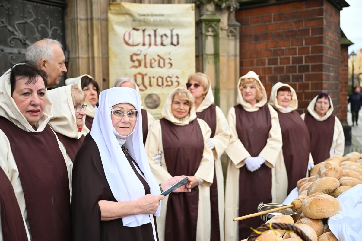 Chleb, śledzie i grosze, czyli wielkopostną jałmużnę, rozdawały w Legnicy (Dolnośląskie) panie ze Stowarzyszenia Kobiety Europy. To legnicka tradycja sięgająca XV wieku.
