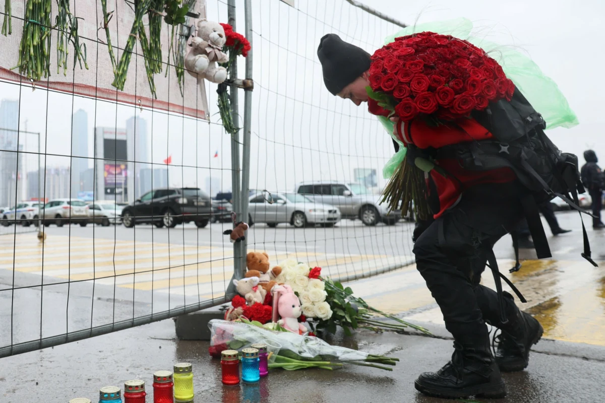 Tadżykistańskie służby zatrzymały dziewięć osób podejrzanych o powiązania z zamachem terrorystycznym pod Moskwą. Zatrzymano również członków rodzin czterech sprawców schwytanych wcześniej w Rosji. Duszanbe poinformowało, że zostaną przesłuchani w Tadżykistanie przez rosyjskich śledczych.