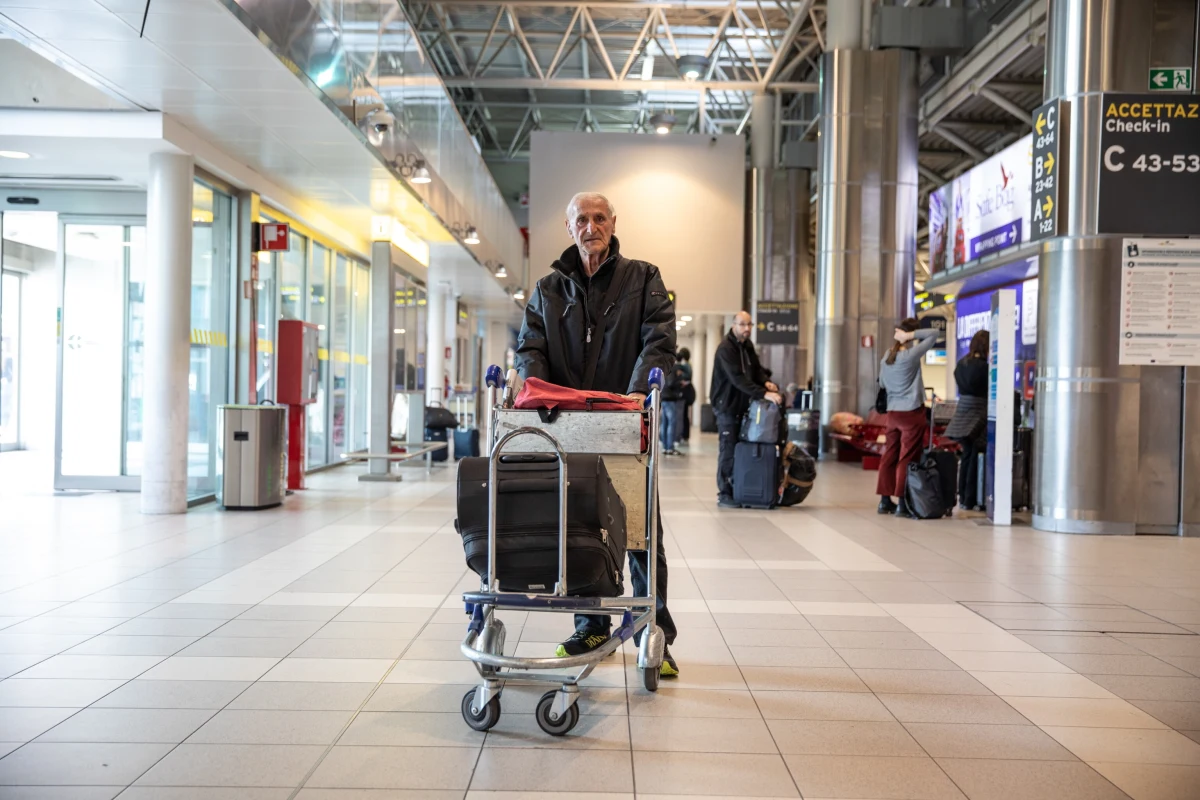 83-letni Arnaldo od lipca zeszłego roku spał na lotnisku we włoskiej Bolonii. Emeryt nie miał pieniędzy ani na czynsz, ani na życie. W końcu zajęła się nim opieka społeczna. 