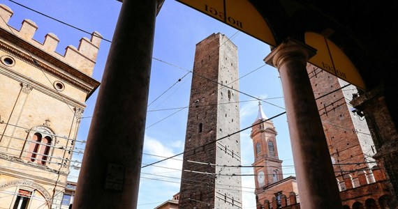 Burmistrz Bolonii we Włoszech ma nadzieję, że udało się wpaść na pomysł, jak uratować przed zawaleniem się niebezpiecznie przechylającą się wieżę Garisenda – pisze CNN.