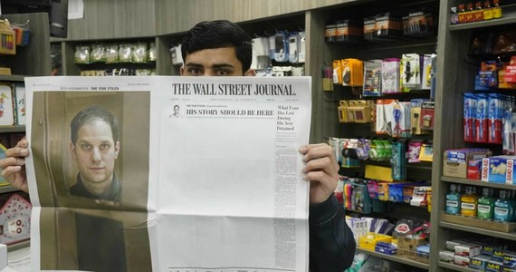 Dziennik "Wall Street Journal" pozostawił w piątek puste miejsce na większości swojej pierwszej strony na cześć więzionego w Rosji korespondenta gazety Evana Gershkovicha. "Tutaj powinien być jego artykuł" - brzmi napis w miejscu tytułu.