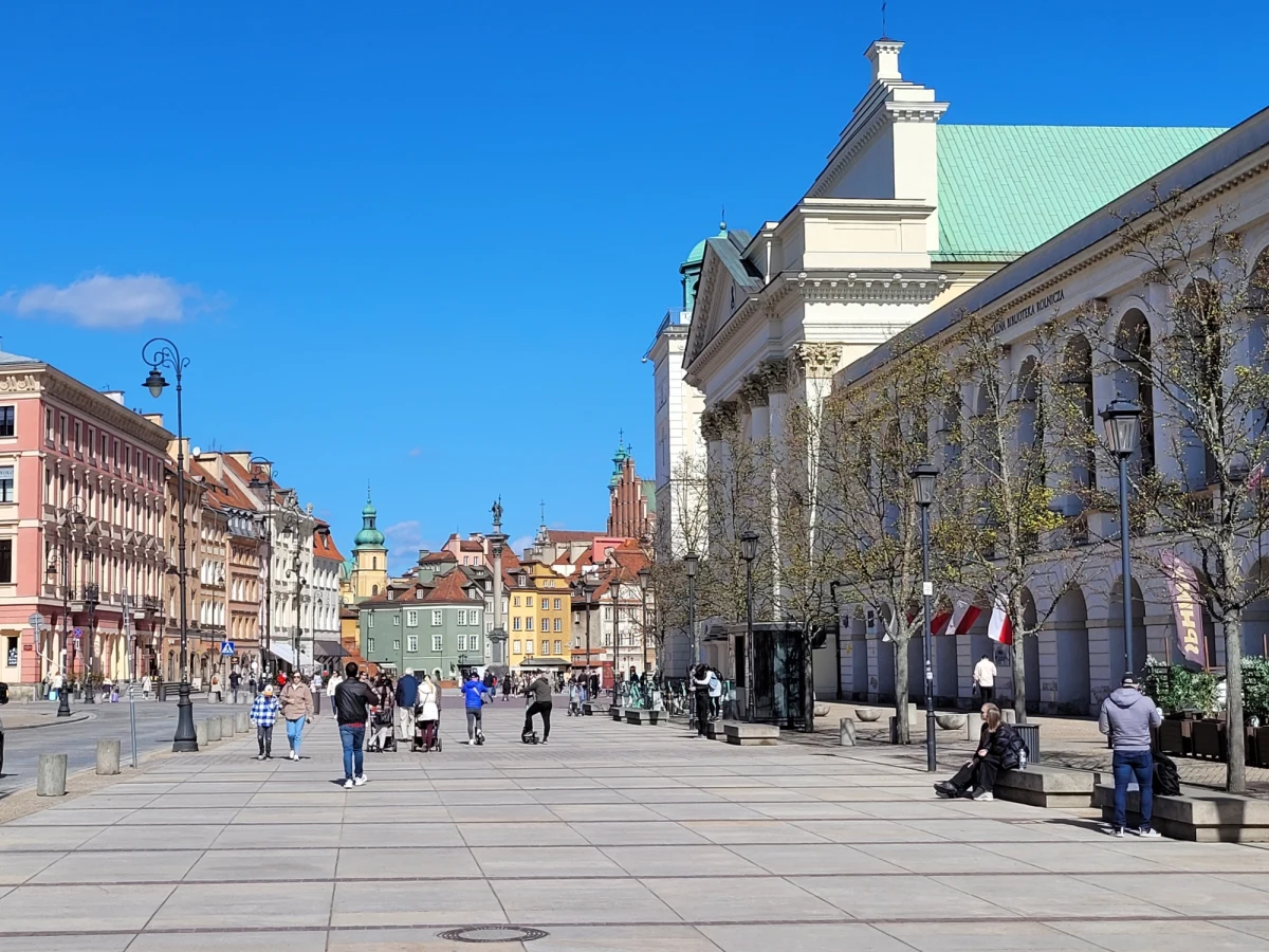 Krakowskie Przedmieście i Nowy Świat - dwie najbardziej oblegane przez turystów ulice w Warszawie - zamieniają się w ten weekend w deptak. Na święta wielkanocne znikną stąd autobusy i taksówki. Cała przestrzeń obu ulic - od ronda de Gaulle'a do placu Zamkowego - będzie dostępna tylko dla pieszych i rowerzystów.