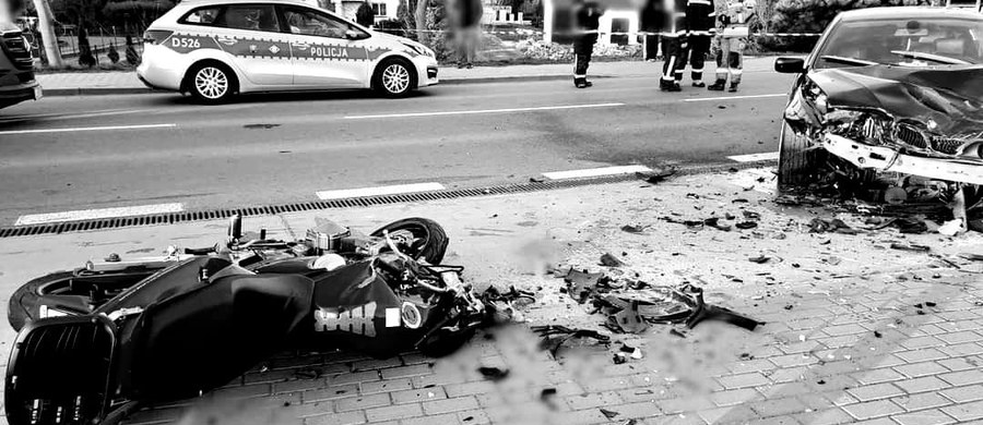 44-letni policjant kierujący motocyklem zginął w wypadku, do którego doszło w piątkowe popołudnie w miejscowości Stróża niedaleko Kraśnika (Lubelskie). Droga jest zablokowana – podała policja.