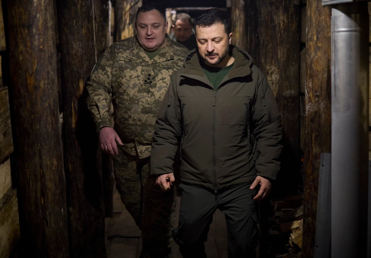 Dajcie nam broń, by powstrzymać ataki Rosjan, albo Ukraina zintensyfikuje uderzenia na rosyjskie obiekty infrastruktury energetycznej i inne cele strategiczne - powiedział w wywiadzie dla "Washington Post" prezydent Ukrainy Wołodymyr Zełenski. Potwierdził, że administracja USA nie jest zadowolona z ataków na rosyjskie rafinerie.