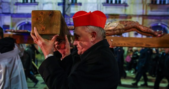 "Wojna to wielka porażka ludzkości" - mówił kardynał Kazimierz Nycz na zakończenie 28. Centralnej Drogi Krzyżowej w Warszawie. "Zamiast z chlebem i miłością idzie się do drugiego człowieka z armatami, rakietami i czołgami. Giną, umierają ludzie. Cierpi cały naród dręczony przez swojego wielkiego sąsiada" - powiedział. Przypomniał, że po Wielkim Piątku przychodzi poranek Zmartwychwstania.