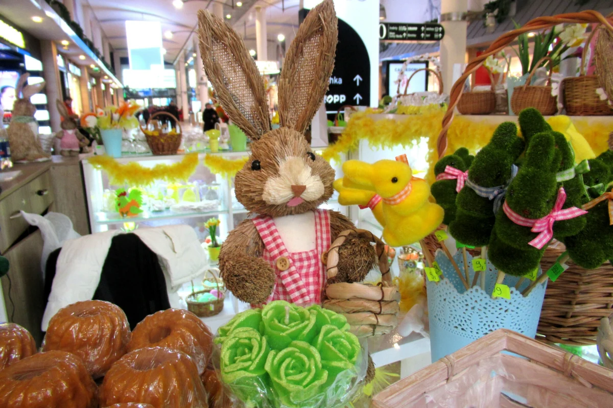 Świąteczne zakupy jeszcze przed Tobą? W Wielką Sobotę większość sklepów spożywczych będzie czynna do godz. 13. W przypadku sieci franczyzowych o czasie pracy decydować będą indywidualnie franczyzobiorcy.