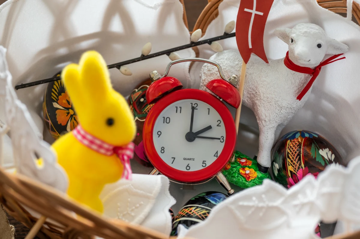 W nocy z soboty na niedzielę zmieniamy czas z zimowego na letni. Pośpimy o godzinę krócej.