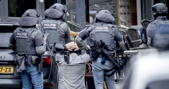 Wszyscy zakładnicy, którzy byli przetrzymywani przez uzbrojonego mężczyznę w mieście Ede w Holandii, zostali uwolnieni - podała policja. Domniemany sprawca został zatrzymany.