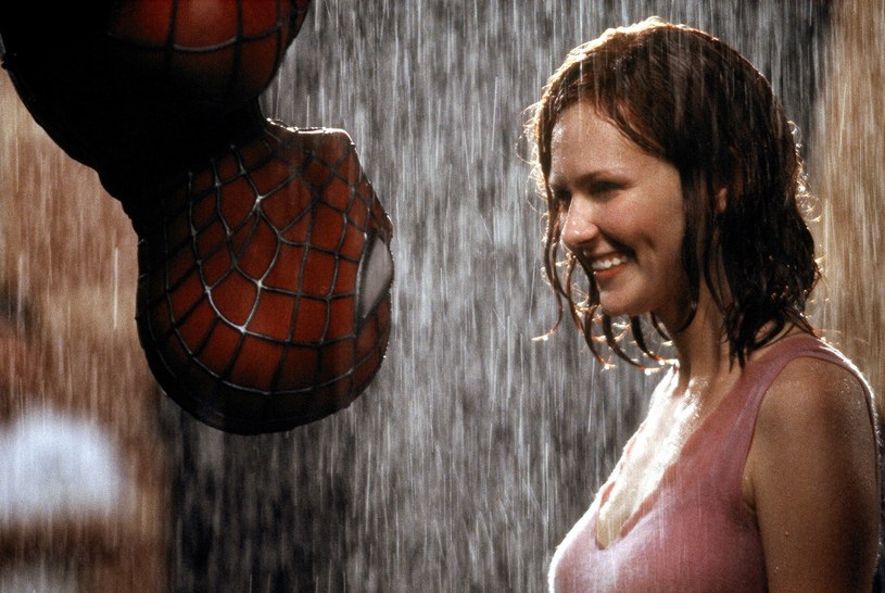 Pamiętna scena, w której bohaterka grana przez Kirsten Dunst całuje podczas ulewy wiszącego do góry nogami Spider-Mana, przeszła do historii kina jako jeden z najbardziej kultowych ekranowych pocałunków. W nowym wywiadzie aktorka zdradziła, że filmowanie tego fragmentu produkcji było wyjątkowo niekomfortowe – zwłaszcza dla wcielającego się w Człowieka Pająka Tobeya Maguire’a. Zdobywczyni canneńskiej Złotej Palmy porównała kręcenie słynnego ujęcia do… reanimacji.