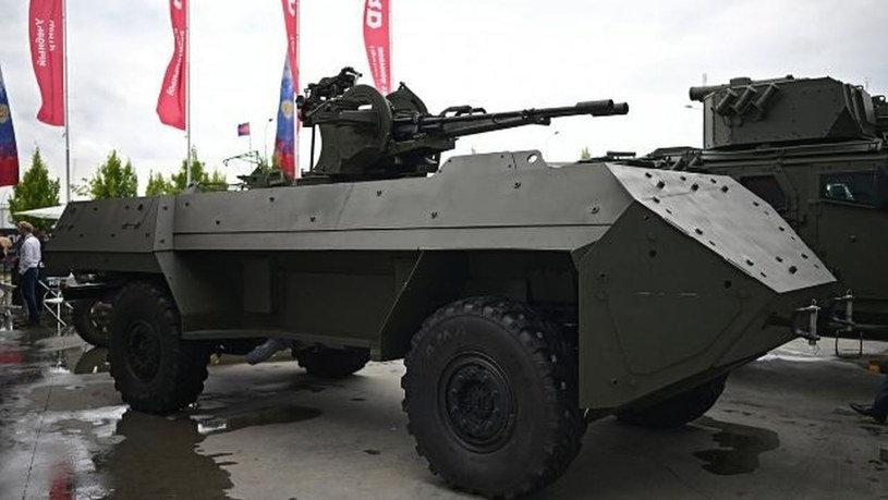 Siły rosyjskie zostały wyposażone w nową wielofunkcyjną platformę bezzałogową zaprojektowaną specjalnie do zastosowań wojskowych. Brzmi jak opis estońskiego systemu THeMIS? Zdecydowanie i nie jest to przypadek. 