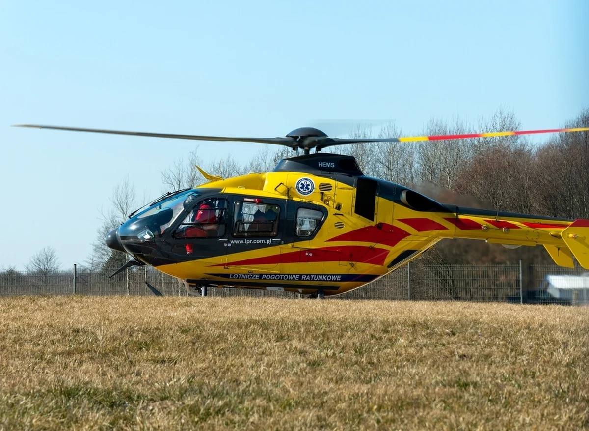Dwa śmigłowce Lotniczego Pogotowia Ratunkowego poleciały na miejsce wypadku motocyklisty w miejscowości Płonne (woj. kujawsko-pomorskie). Pomocy wymagał nie tylko ranny kierowca jednośladu, ale także strażak, który brał udział w akcji ratunkowej.