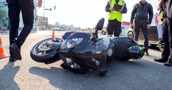 Motocyklista zginął na miejscu, gdy jego motor zderzył się z busem dostawczym. Tragedia miała miejsce ulicy Kieleckiej w Bodzentynie (Świętokrzyskie).