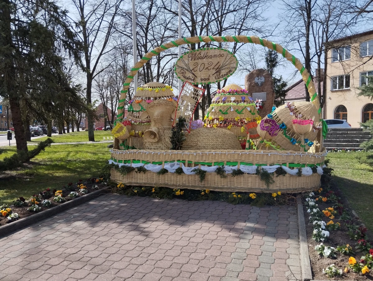 Wielki koszyk wielkanocny można oglądać przy Rynku w Rudniku nad Sanem. Miasto znane z wyrobów wikliniarskich co rok ustawia dekorację, która cieszy się dużą popularnością nie tylko wśród mieszkańców.
