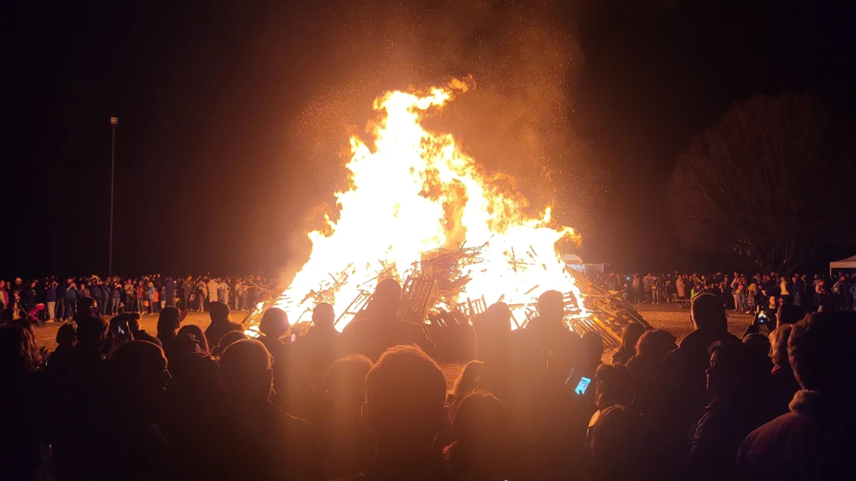 Olbrzymie ogniska rozpalono w wielu bawarskich miejscowościach. To stary zwyczaj, który odbywa się zawsze w Wielką Sobotę. Ogień ma odgonić złe zimowe duchy. Drewno na stos przynoszą okoliczni mieszkańcy. Tak było na przykład w Olching koło Monachium.