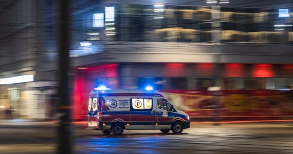 ​Tragedia na warszawskiej Woli. Z mieszkania na czwartym piętrze wypadł 15-miesięczny chłopiec. Dziecko zostało zabrane do szpitala, ale jego życia nie udało się uratować.