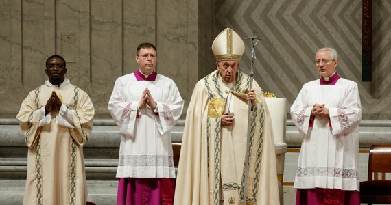 Papież przybył do Bazyliki Świętego Piotra, gdzie przewodniczył mszy Wigilii Paschalnej. Wczoraj Franciszek nie był obecny na Drodze Krzyżowej w Koloseum, co Watykan tłumaczył troską o "zachowanie" zdrowia papieża przed sobotnią mszą.