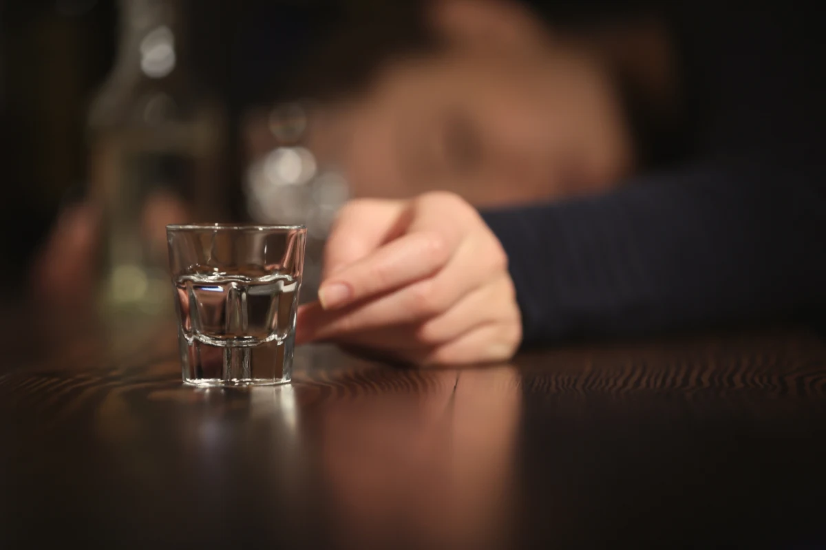 Ponad trzy promile alkoholu w organizmie miała 40-letnia kobieta, która opiekowała się swoją 10-miesięczną córką. Kobieta została zatrzymana, a jej dziecko trafiło do szpitala – poinformował w niedzielę podkomisarz Damian Janus z Komendy Wojewódzkiej Policji w Kielcach.