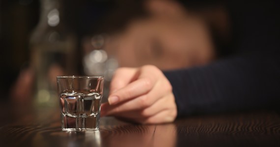 Ponad trzy promile alkoholu w organizmie miała 40-letnia kobieta, która opiekowała się swoją 10-miesięczną córką. Kobieta została zatrzymana, a jej dziecko trafiło do szpitala – poinformował w niedzielę podkomisarz Damian Janus z Komendy Wojewódzkiej Policji w Kielcach.