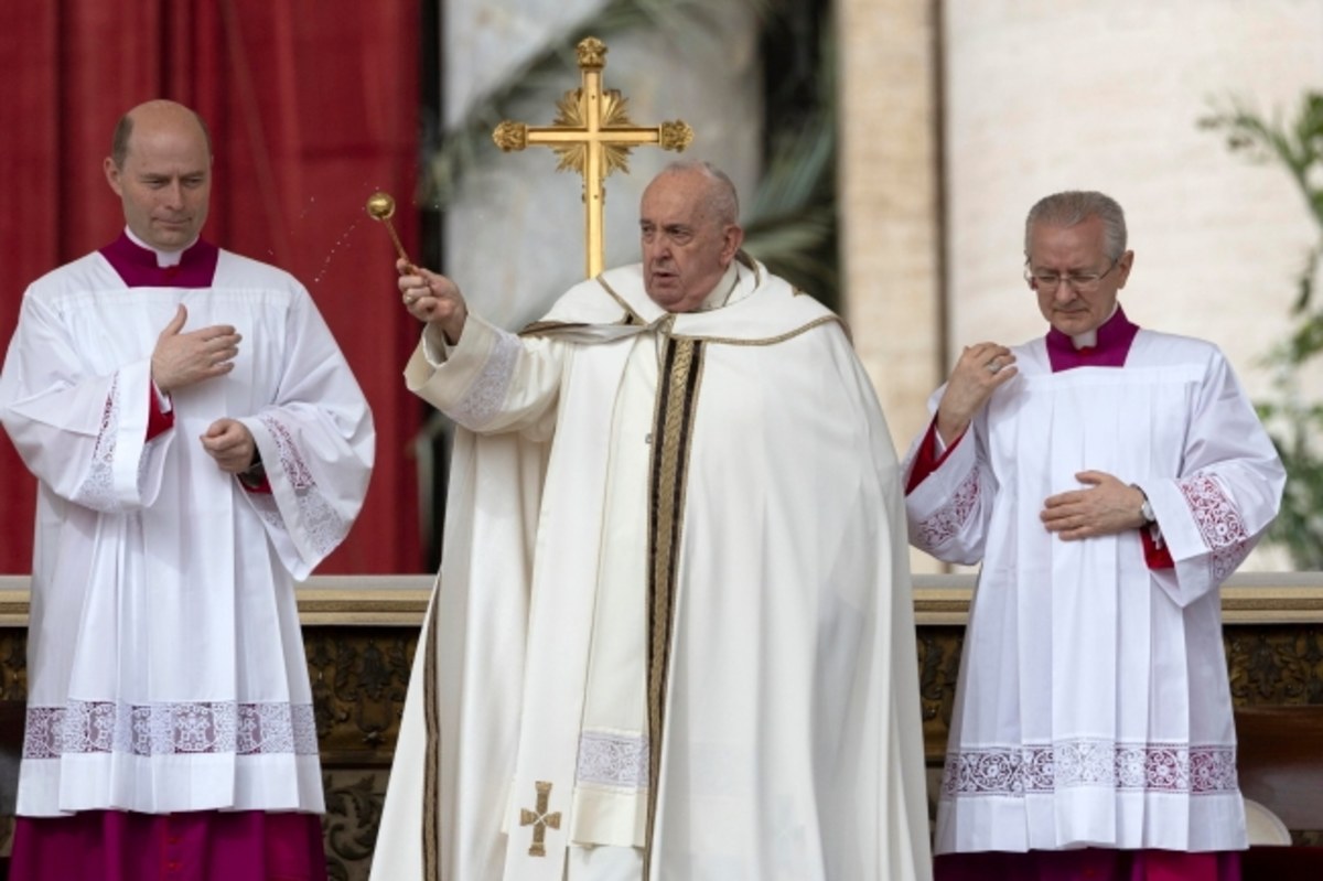 Papież Franciszek w wielkanocnym orędziu zaapelował o "drogę pokoju" w Izraelu, Palestynie i na Ukrainie. Wezwał Rosję i Ukrainę, by dokonały wymiany wszystkich jeńców. Prosił o zapewnienie dostępu pomocy humanitarnej dla Strefy Gazy oraz uwolnienie zakładników, porwanych 7 października.