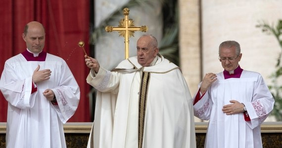 Papież Franciszek w wielkanocnym orędziu zaapelował o "drogę pokoju" w Izraelu, Palestynie i na Ukrainie. Wezwał Rosję i Ukrainę, by dokonały wymiany wszystkich jeńców. Prosił o zapewnienie dostępu pomocy humanitarnej dla Strefy Gazy oraz uwolnienie zakładników, porwanych 7 października.