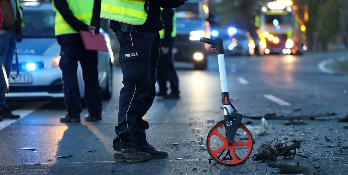 Tragiczny wypadek na drodze wojewódzkiej 305 między Wolsztynem i Nowym Tomyślem w Wielkopolsce. W zderzeniu samochodów zginęła jedna osoba, a trzy inne zostały ranne. Kierujący jednym z pojazdów był nietrzeźwy. Informację o wypadku otrzymaliśmy na Gorącą Linię RMF FM.