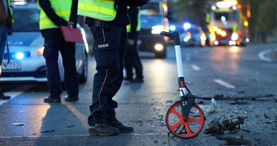 Tragiczny wypadek na drodze wojewódzkiej 305 między Wolsztynem i Nowym Tomyślem w Wielkopolsce. W zderzeniu samochodów zginęła jedna osoba, a trzy inne zostały ranne. Kierujący jednym z pojazdów był nietrzeźwy. Informację o wypadku otrzymaliśmy na Gorącą Linię RMF FM.