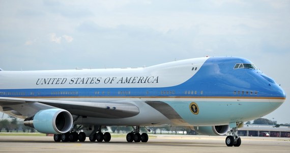 Stowarzyszenie Korespondentów Białego Domu wystosowało osobliwy komunikat. „Z pokładu samolotu Air Force One, którym podróżuje prezydent USA, nie wolno zabierać pamiątek takich jak poszewki, talerzyki czy sztućce”. Napomnienie opublikowano po tym, gdy okazało się, że w części samolotu przeznaczonej dla prasy brakuje części wyposażenia.