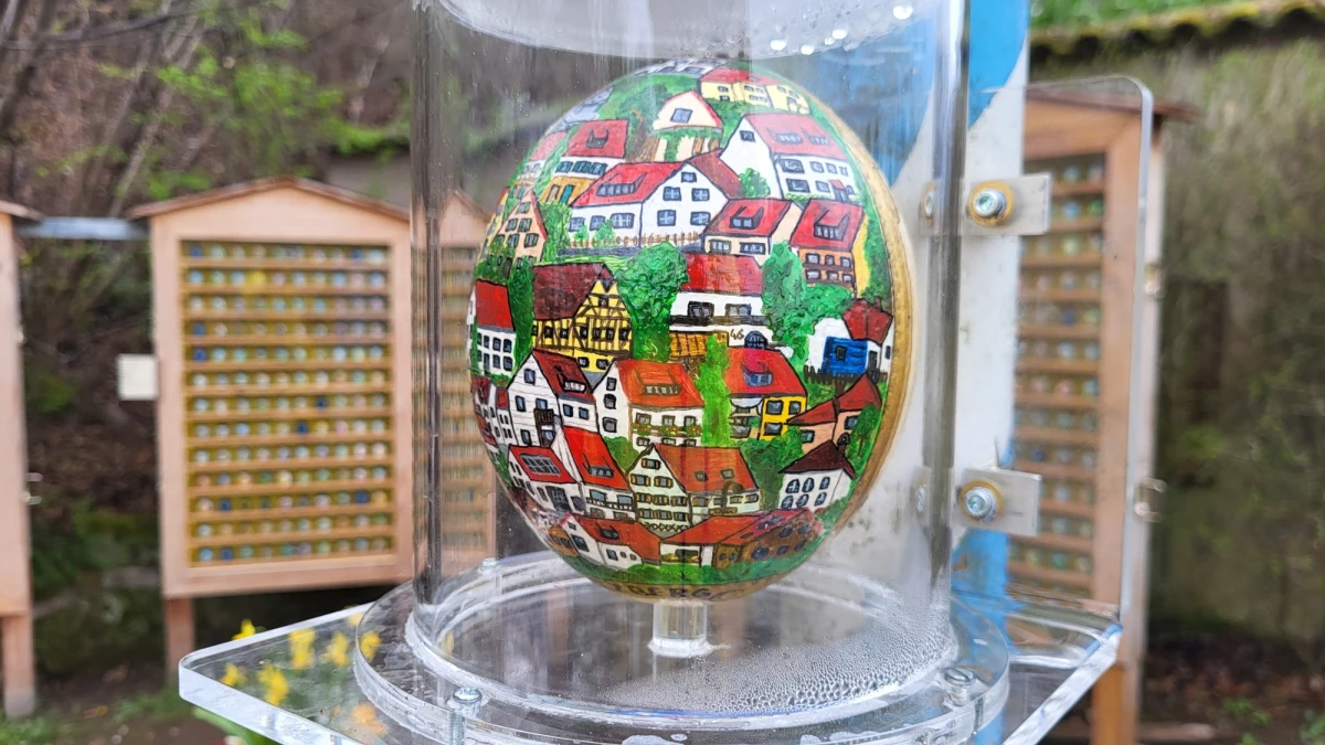 Bawaria to region Niemiec, który w okresie świąt wielkanocnych słynie z kolorowych pisanek. Zobaczyć je można na drzewach, w oknach oraz na fontannach. W Gutzbergu koło Norymbergi co roku organizowany jest szlak pisankowy, w Bieberbachu rekordowa fontanna, a w Heiligenstadt tak zwane "jajka z okienkiem".