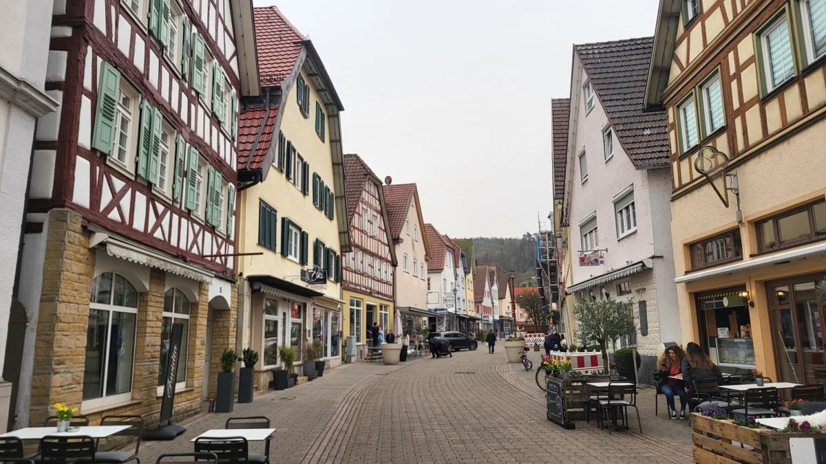 Po awansie reprezentacji Polski na Euro 2024 w Niemczech wspominamy dziś medalistów mistrzostw świata w piłce nożnej z 1974 roku. 50 lat temu "Orły Górskiego" przygotowywały się do turnieju w niemieckim Murrhardt. "To miasto, które leży w górach. Dookoła lasy. Mieliśmy świetne warunki" - wspominał Kazimierz Górski. Czy pamięta ono wciąż polskich piłkarzy?